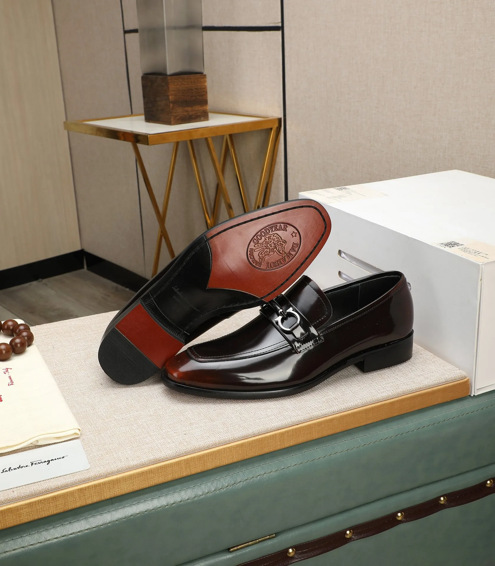 Men's shoes 💰540📛📛(water-dyed cowhide) Salvatore Ferragamo high-end (Salvatore Ferragamo) is the world's top luxury footwear brand. It comes from the fashion kingdom of Italy and is famous all over the world for its traditional handmade design and novel styles...🚶🏻🚶🏻New suit shoes are available simultaneously at the counter. This model is purely handmade. The fabric is imported from Italy's original first-layer cowhide. Soft water-dyed cowhide lining. Original authentic outsole🌀🌀Size: 38➖44 (45 customized)